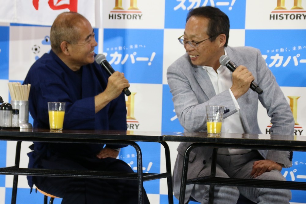 八塚浩氏（左）とサッカー談義を楽しむ岡田武史氏