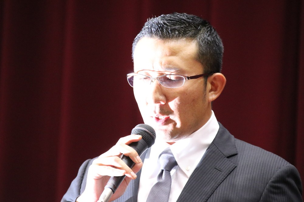 会見で「けがを目的に指示はしていない」と述べた井上奨コーチ