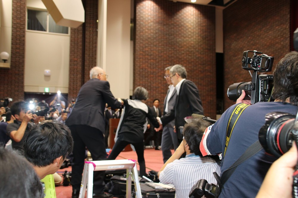 日大学長の元へ迫ろうとする一幕も（2018年5月25日撮影）