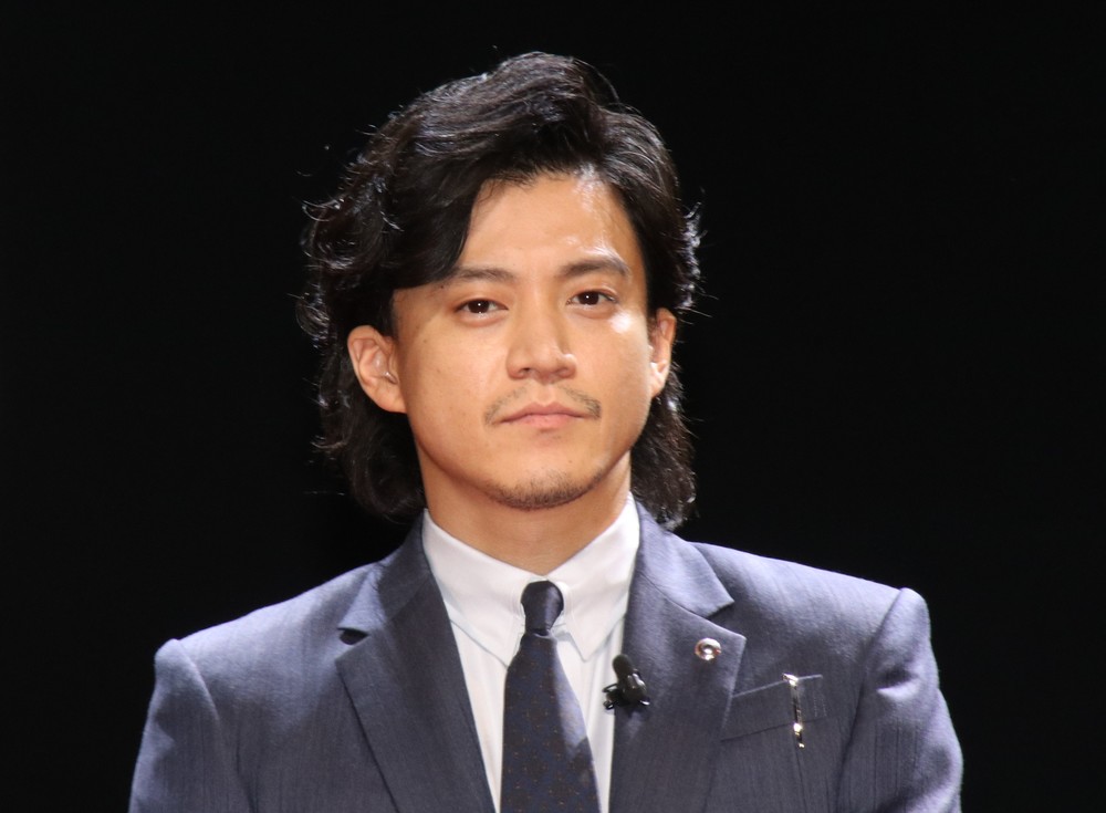 小栗旬、自分のモノマネ芸の「おばたのお兄さん」誕生日を祝う　「かっけぇよ」