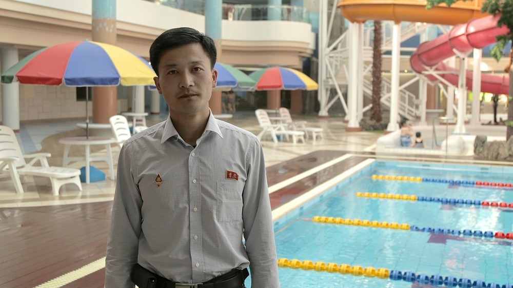 平壌市内の紋繍（ムンス）プールの担当者は「電力消費を抑えるために地熱を活用している」などと話した (c)Kundschafter Filmproduktion GmbH