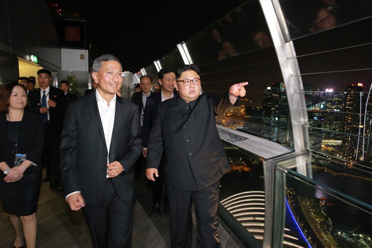 「マリーナ・ベイ・サンズ」の屋上プールを訪問する金正恩氏一行（写真は労働新聞から）