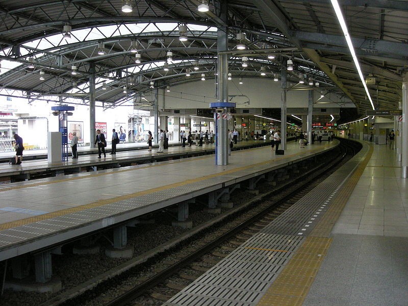 西武池袋駅ホーム（Wikimedia Commonsより、Okiaさん撮影）
