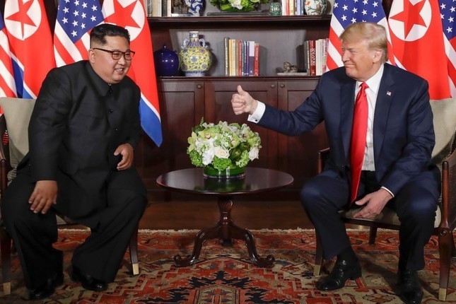 トランプ米大統領（右）と金正恩朝鮮労働党委員長（写真はポンペオ国務長官のツイッターから）