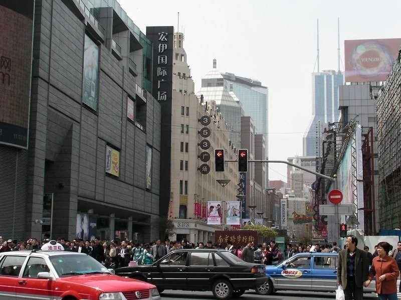 上海の南京西路は買い物客でいっぱいだ。輸入品の需要も高い
