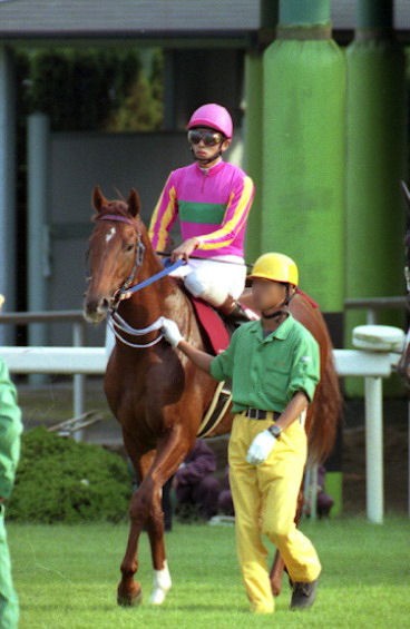 テイエムオペラオーと和田竜二騎手、1999年10月10日（Wikimedia Commonsより。作者：もがみますみ）