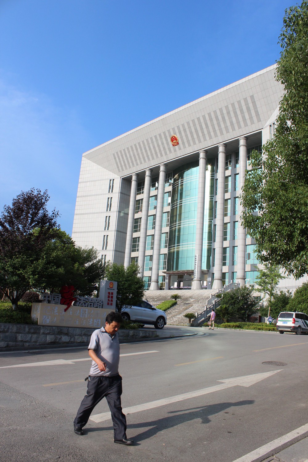 湖南省張家界市の地方裁判所の建物。地方にも巨大な庁舎が多くある