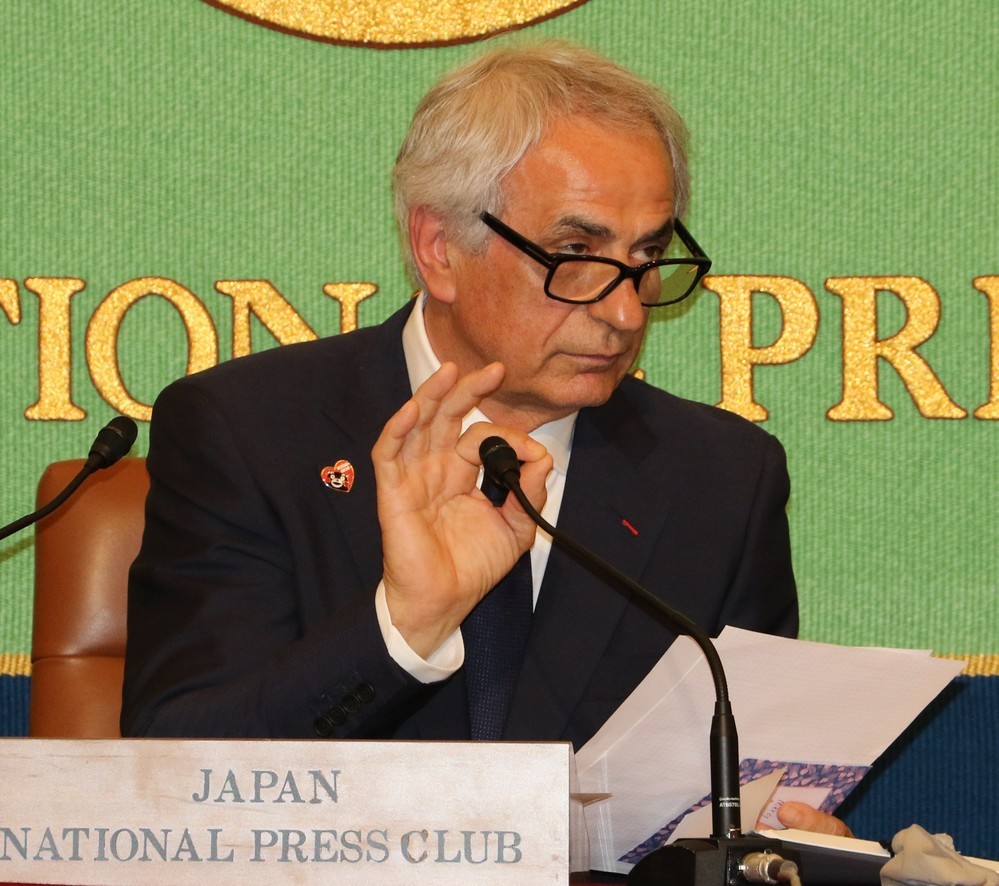 解任後の会見で、選手やスタッフなどから届いたメッセージを読むバヒド・ハリルホジッチ前監督（2018年4月27日撮影）