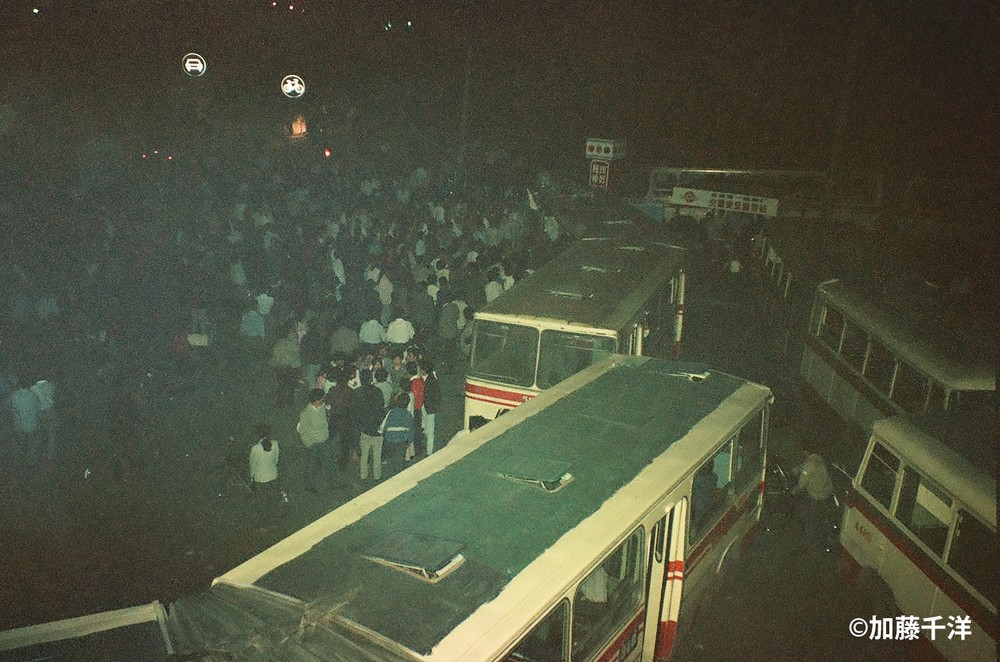 北京の長安街にある東単交差点付近には戒厳軍を阻止しようとバスなどでバリケードが築かれた（1989年6月、加藤千洋氏撮影)