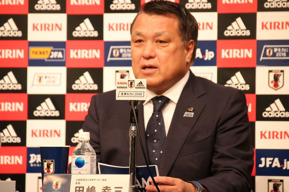 日本サッカー協会の田嶋幸三会長も会見に出席し、西野朗監督の7月末での退任を発表した（写真は2018年5月31日撮影）