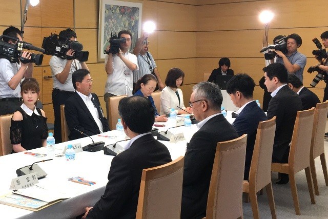 G20サミットロゴマーク審査委員懇談会に出席した吉田朱里さん（写真左端、写真は首相官邸ウェブサイトから）