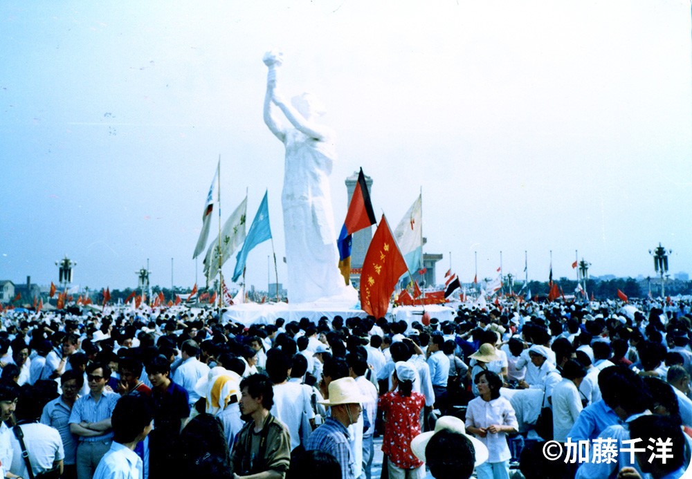 「民主の女神」像は天安門の毛沢東肖像と向き合う形で建った。短命だったが学生運動のシンボルとなり、市民の関心も集めた。 (1989年5月、加藤千洋氏撮影)