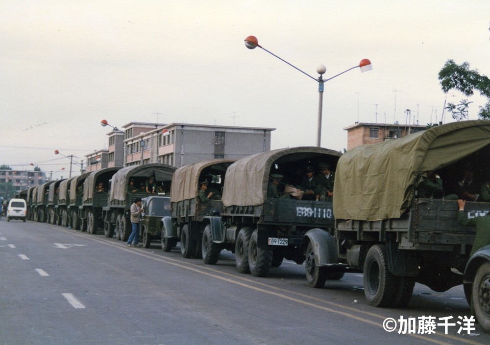 北京市郊外の幹線道路わきにずらり停車した軍の幌付トラック(1989年5月、加藤千洋氏撮影)