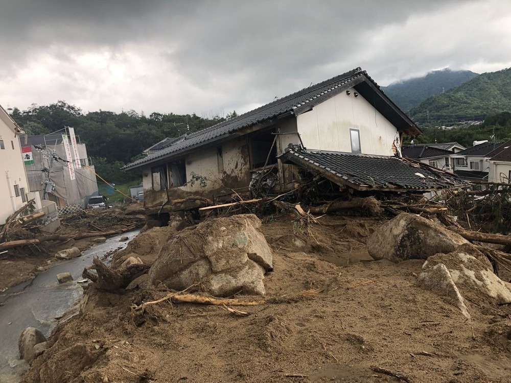 土砂崩れの被害を受けた広島・熊野町の様子（18年7月7日、提供写真）