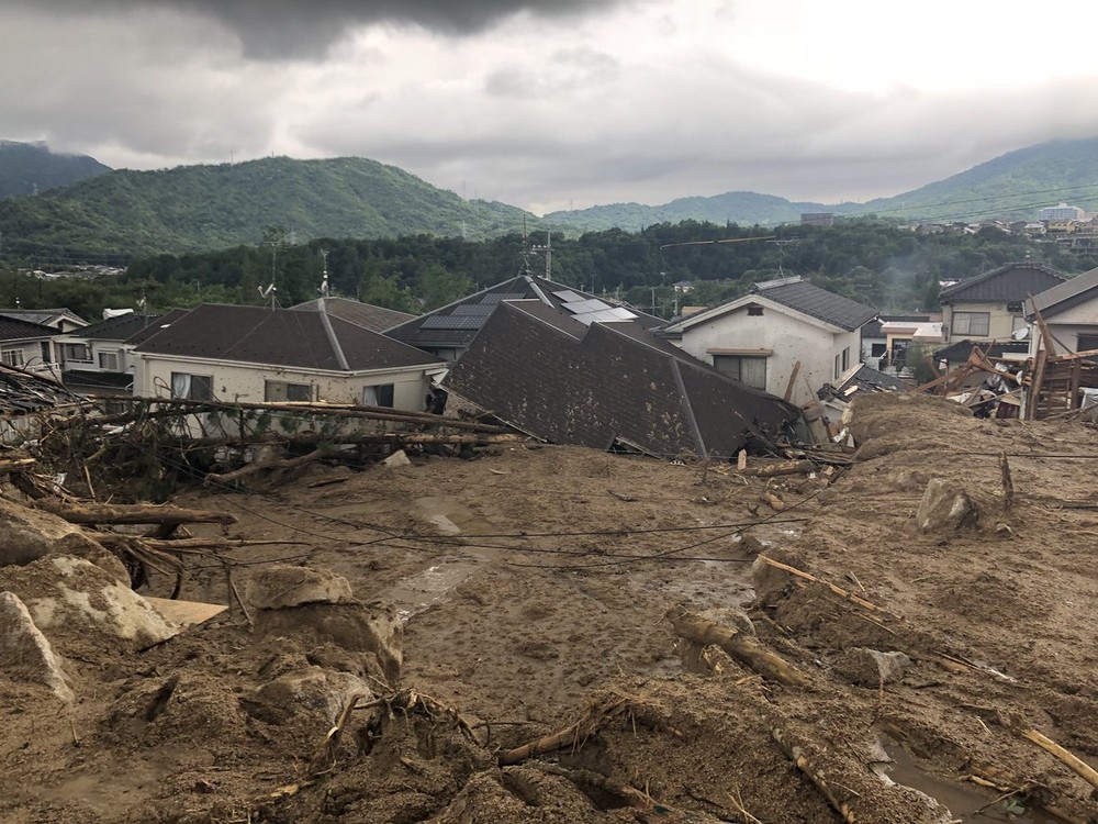土砂は屋根の辺りまで及んだ（18年7月7日、提供写真）