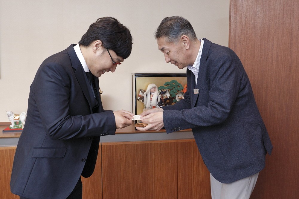 取材前はちゃんと名刺交換しているんです。今日はよろしくお願いします。（ドキドキ）