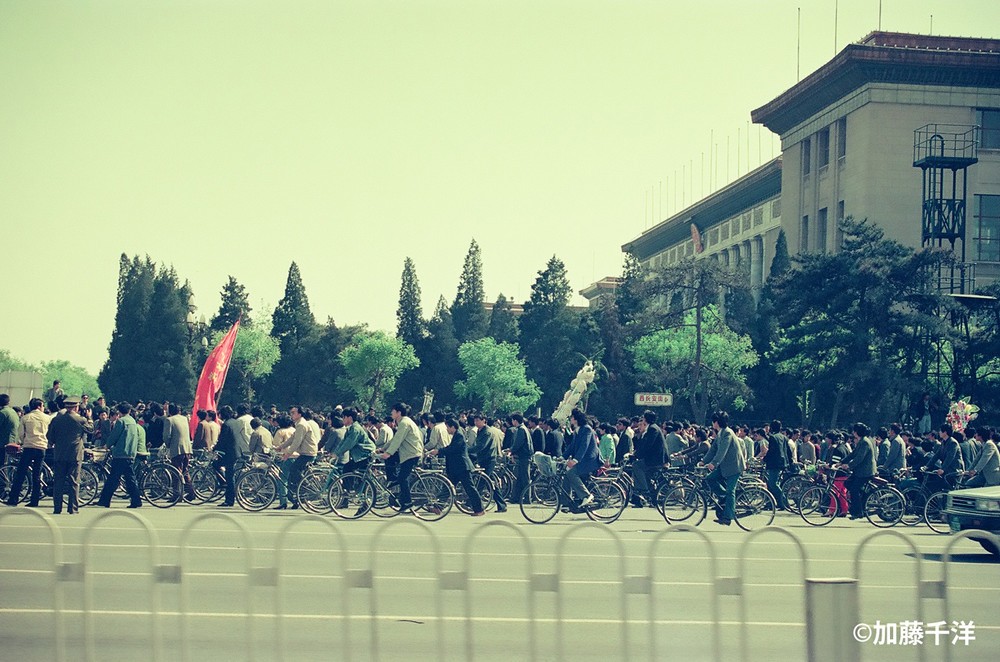 胡耀邦を追悼しようと花輪をもって天安門広場に向かう学生たち。89年4月、加藤千洋氏撮影