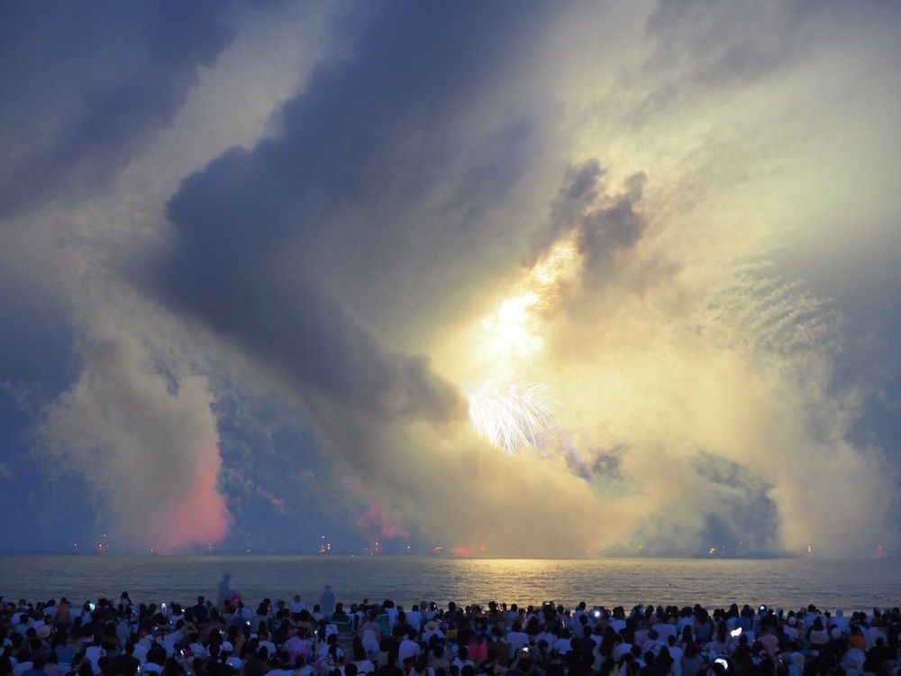 今年の鎌倉花火大会の様子。煙が花火を覆い隠している（写真は＠skow_disney1636
さん提供）
