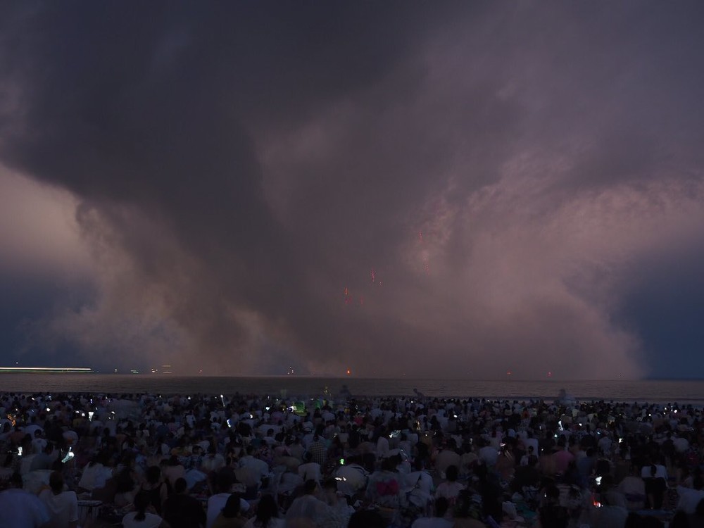 今年の鎌倉花火大会の様子。煙が花火を覆い隠している（写真は＠skow_disney1636
さん提供）
