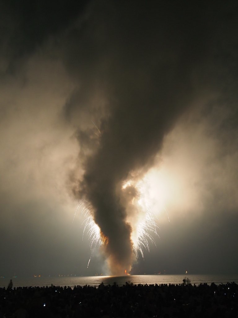 今年の鎌倉花火大会の様子。煙が花火を覆い隠している（写真は＠skow_disney1636
さん提供）
