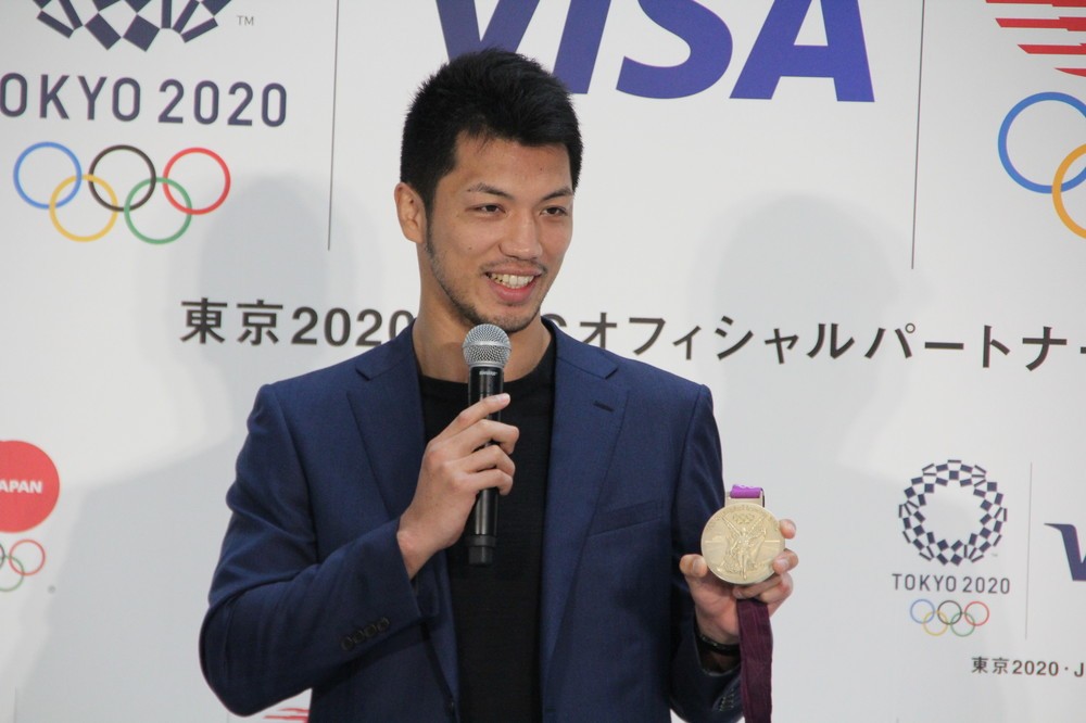 ロンドン五輪の金メダルを見せる村田選手（2018年7月26日撮影）