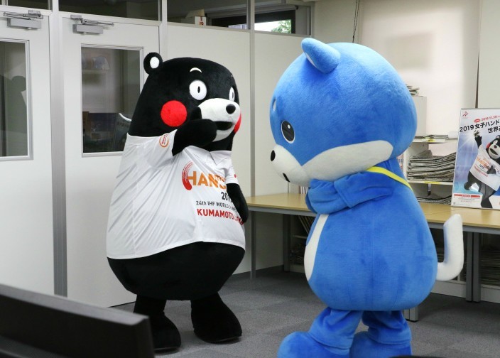 まさかの「悲劇」後、くまモンとカス丸は握手を交わす