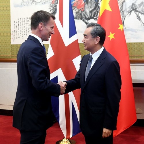 英国のハント外相（左）と中国の王毅外相（右）（写真は中国外務省ウェブサイトから）