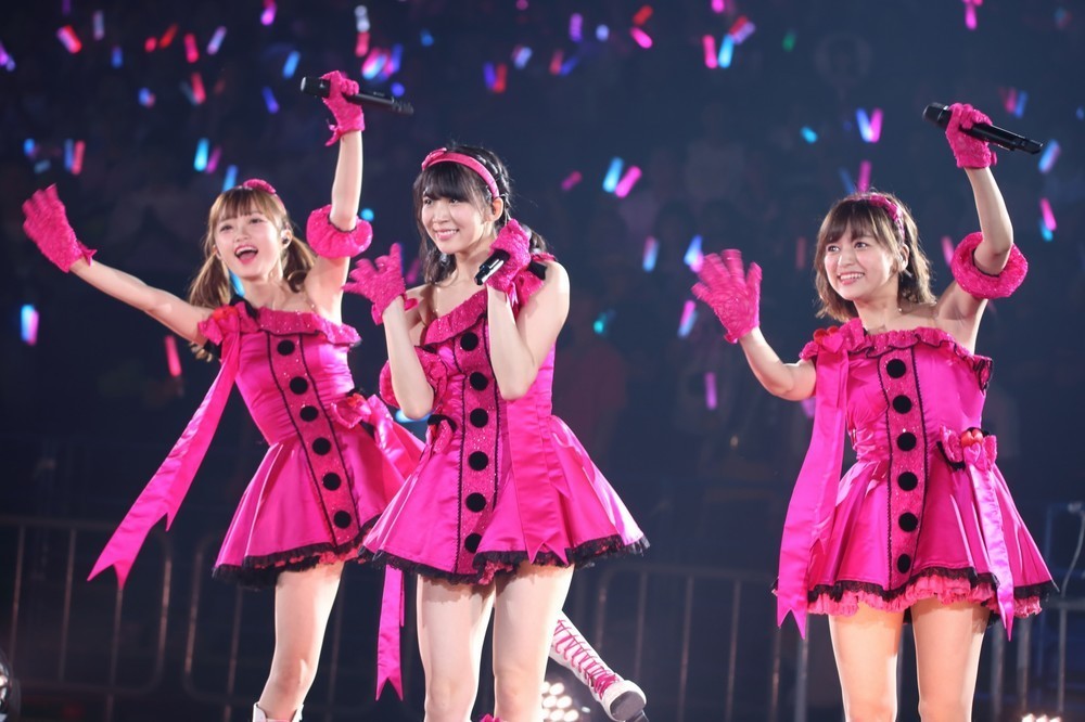 中井さんは3人組のユニットで登場。左から中井さん、奈良未遥（みはる）さん、中村歩加さん