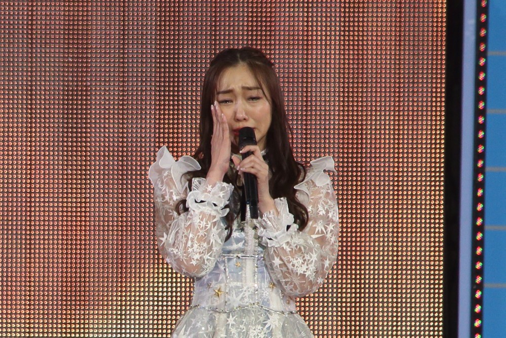 ステージ上で涙を拭うSKE48の須田亜香里さん