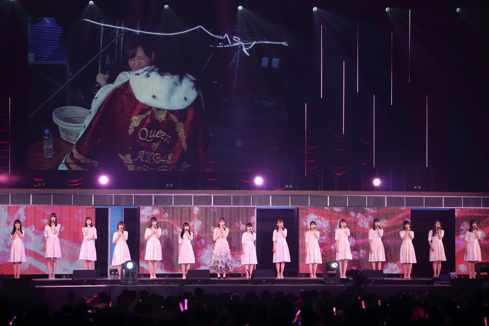 総選挙1位のマントをまとった、指原さんとみられる人物がモニターに大きく映し出された