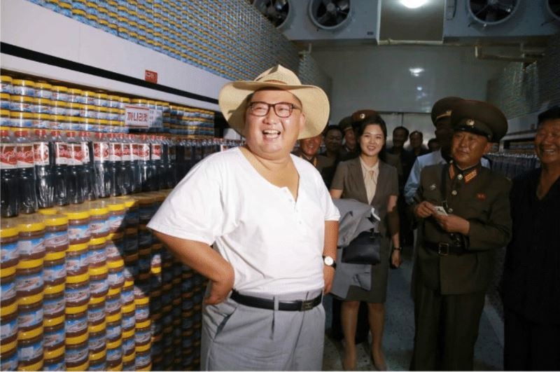金正恩氏、「クールビズ」姿が話題　「寅さんみたい」「好感度あがった」