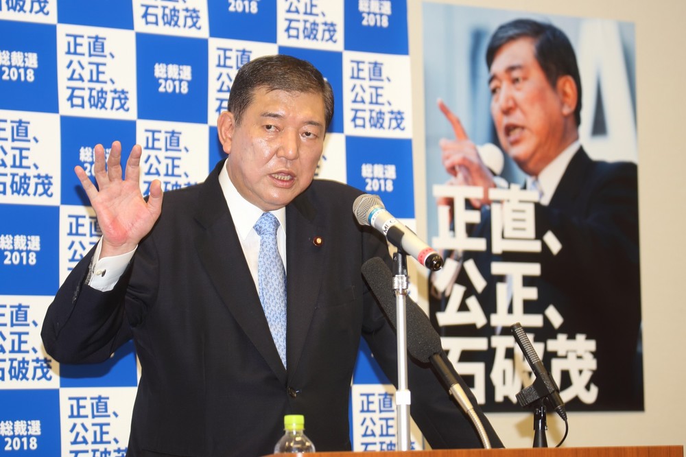 自民党の石破茂元幹事長は「正直、公正、石破茂」の文字が大きく入ったポスターを背に記者会見した