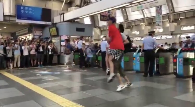 コミケ「始発ダッシュ」になんと逆走ユーチューバー　衝突して謝罪するも動画は公開