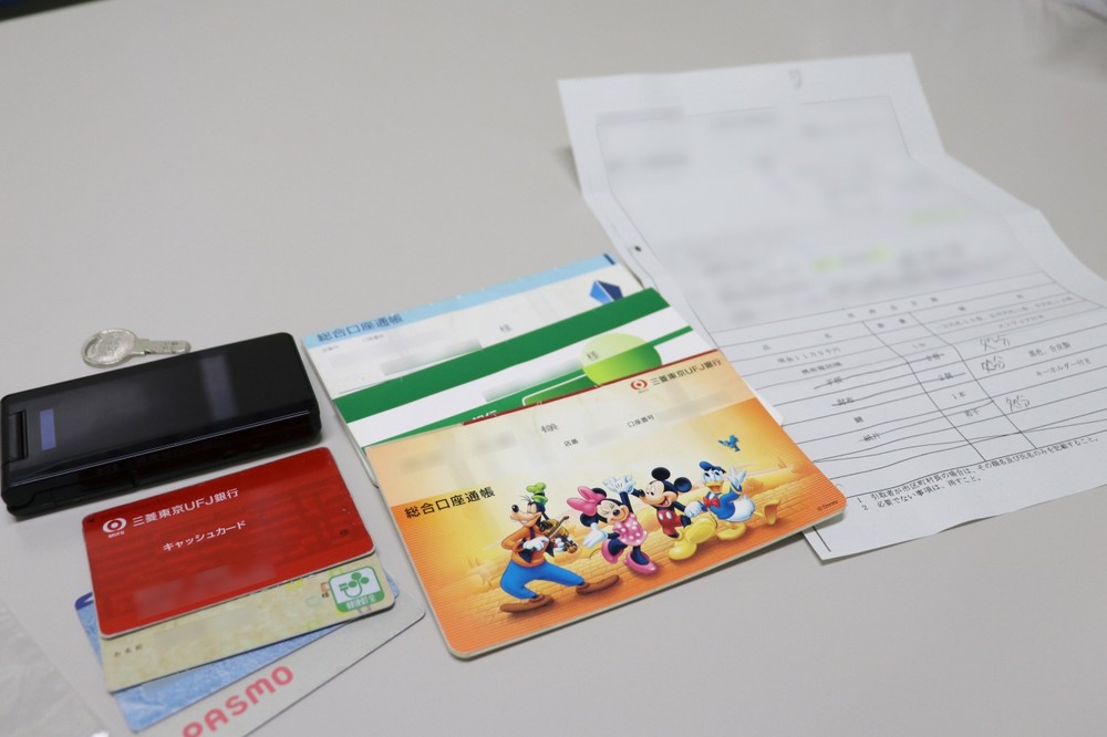 ある男性の遺留品。キャッシュカードや預金通帳など、名前入りの品も多かったが、本人と断定できず、行旅死亡人となったという