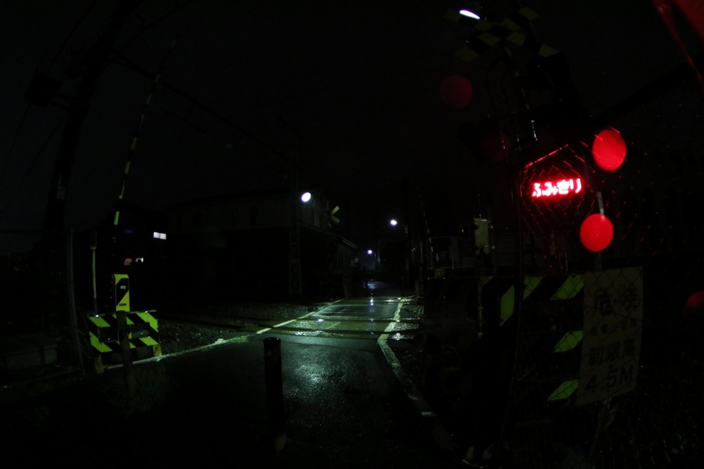 羽村市の事故。筆者が現場を訪ねた日は、激しい雨模様だった