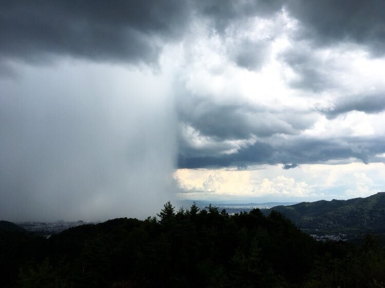 ゲリラ豪雨とらえた「神秘写真」話題に　青空と雨のコントラスト、まるで「水の壁」