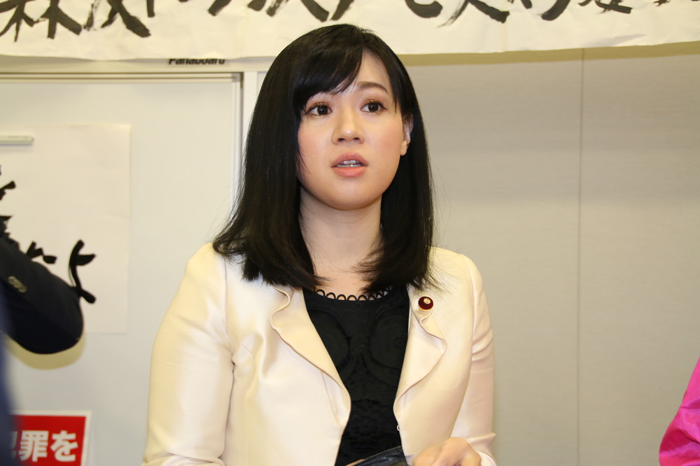 「女優宣言」上西小百合のファンたち、やたら情熱的　「さゆりん」「いい女」「頑張って」