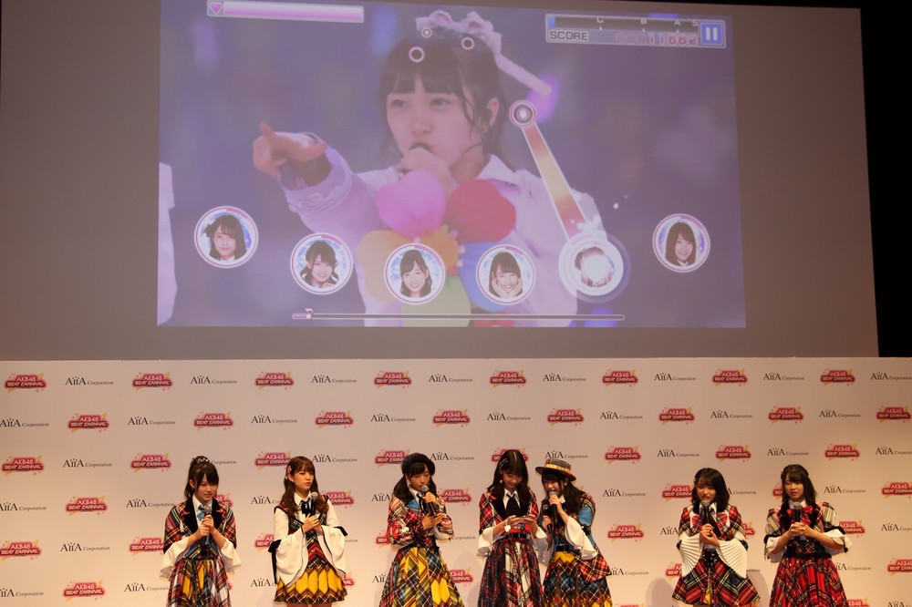 「ヘビーローテーション」に乗せて音ゲーをプレイする柏木由紀さん（中央）