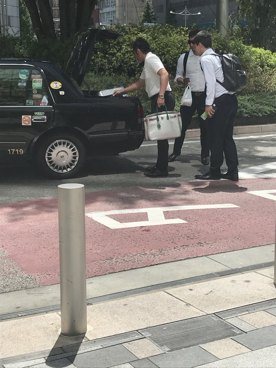 乗車に成功したのか、荷物を積み込む様子も（＠PHxWrGvB4hXznq7）