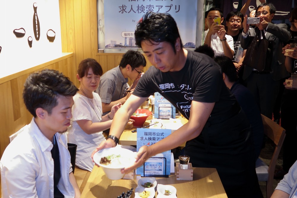 イベントは「一風堂」店舗で行われ、高島市長もラーメンをふるまった