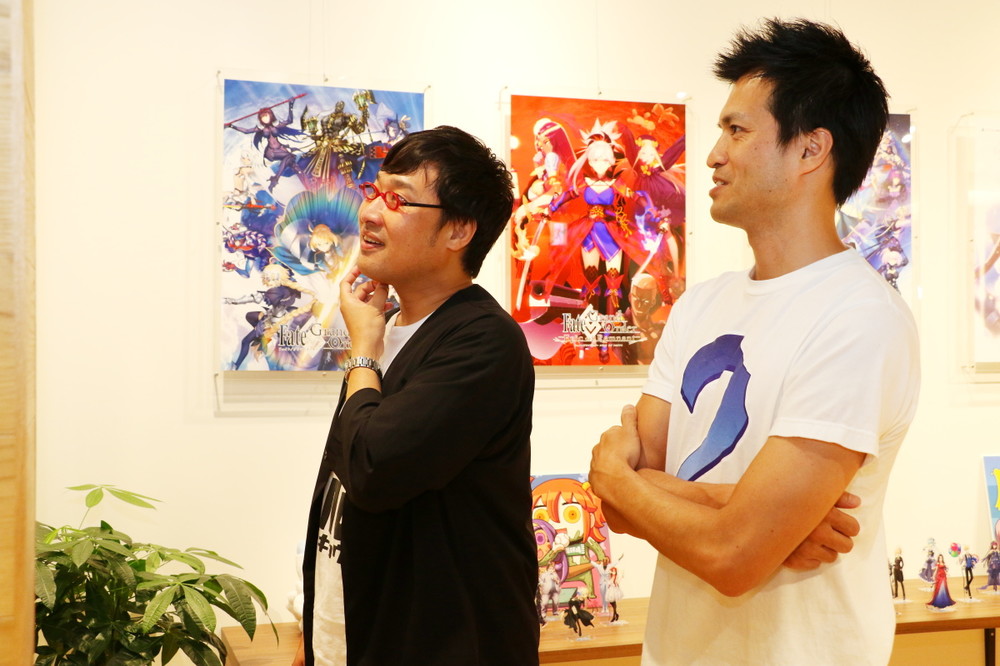 「Fate／Grand Order」の制作会社、ディライトワークスで取材するJ-CASTニュース名誉編集長、山里亮太（南海キャンディーズ）（左）