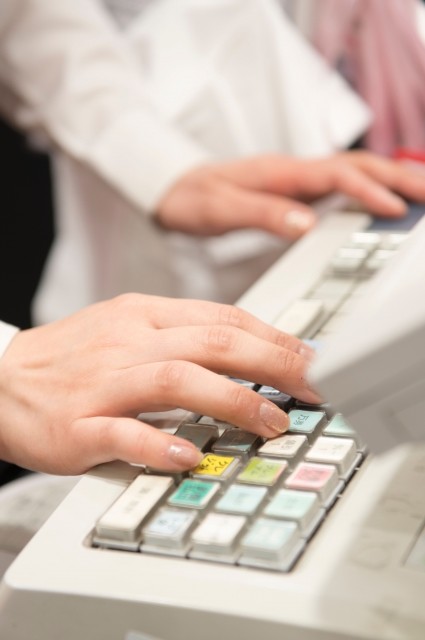 声優・緒方恵美が聞いて嘆いた　コンビニ外国人店員に日本人客が浴びせた「怒声」の中味