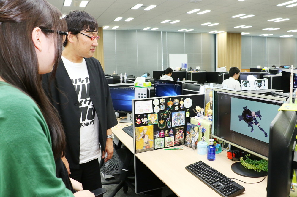 デスクまわりは基本自由。自分の好きなサーヴァントグッズに囲まれて仕事ができる。これって最高の環境！？