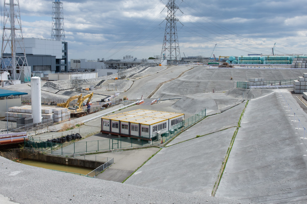 【震災7年　明日への一歩】東電福島第一原発のいま（2）　防護服なしで1号機のそばに近づく