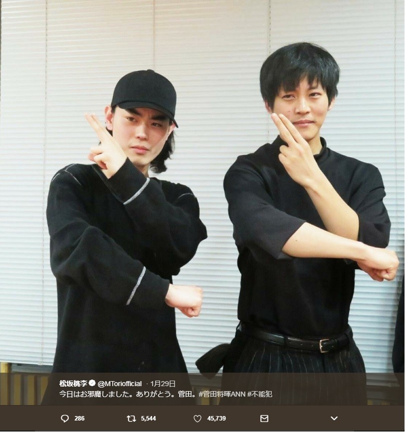 「遊戯王ポーズ」を決める松坂さんと菅田さん（画像は松坂さんのツイートより）