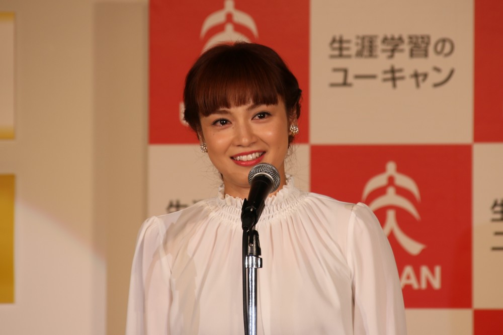 長友が3人？　平愛梨、息子と「斬新」ペアルックに「パパちょっと多めですね」