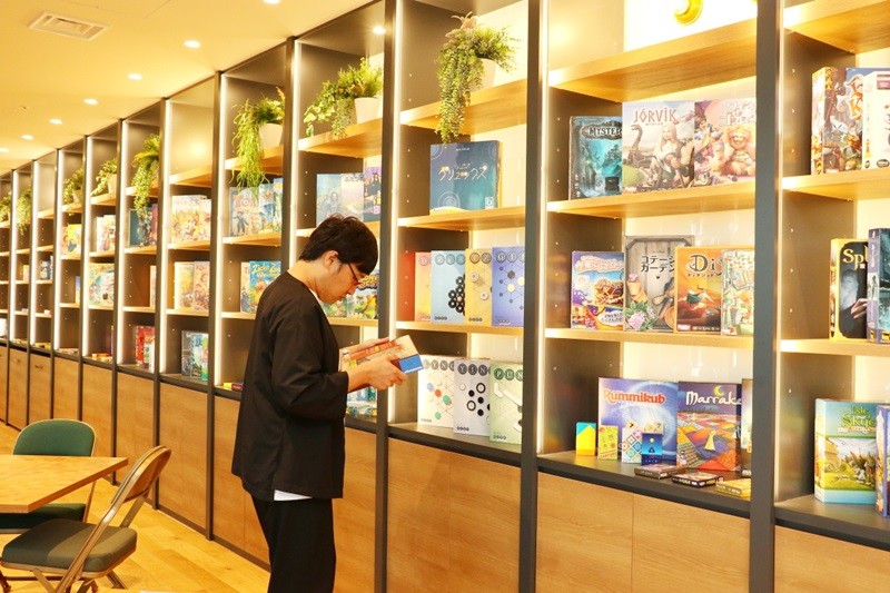 取材を忘れてボードゲームに夢中になる山里編集長