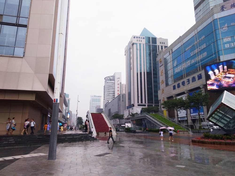 華強北。写っている建物はいずれも電気街だ