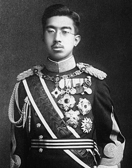 昭和天皇は軍事指導者たちの言を受け入れる形で開戦を決断した