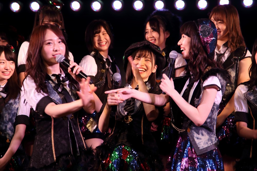 柏木由紀さん（右）から激しいツッコミを受ける高橋朱里さん（左）